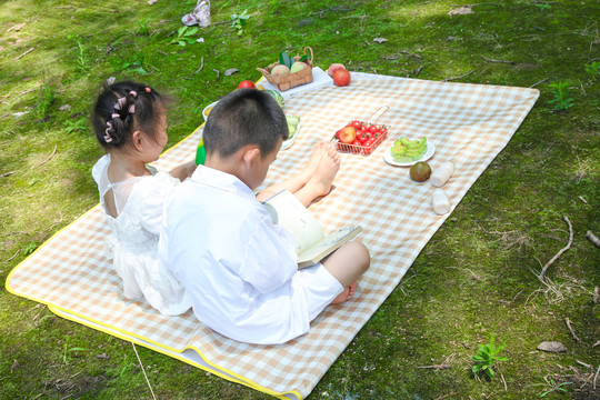 小孩子正在游玩