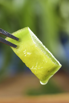叉子叉着一块绿宝甜瓜