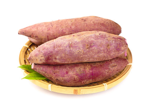 白底上放着新鲜紫薯