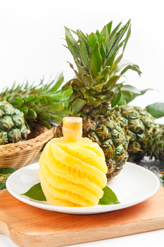 盘子里的泰国香水小菠萝