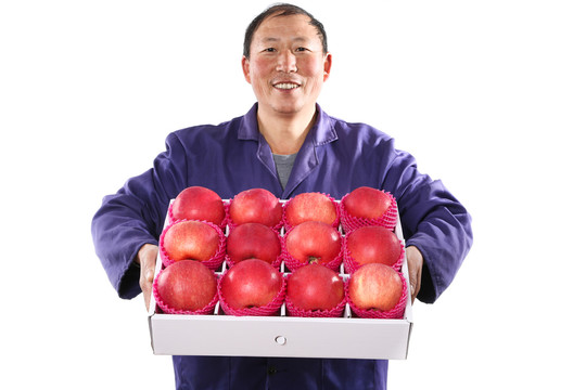 农民手里抱着红富士苹果