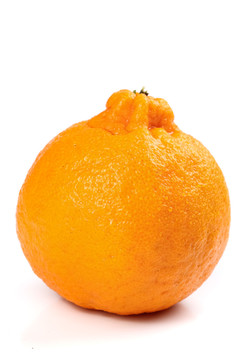 白底上摆放着橘子