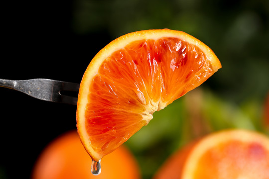 叉子叉着一块血橙