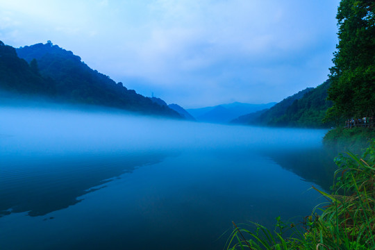 雾漫小东江