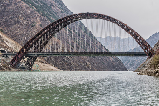 雅鲁藏布江铁路桥
