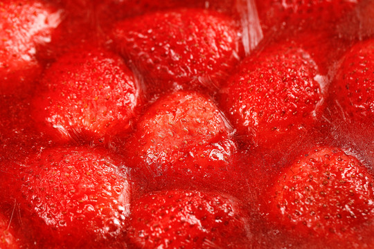 碟子里装着草莓冰沙
