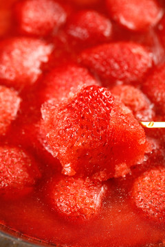碟子里装着草莓冰沙
