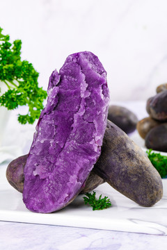 石板上的花青素紫土豆