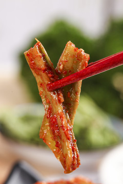 筷子上夹着红油贡菜