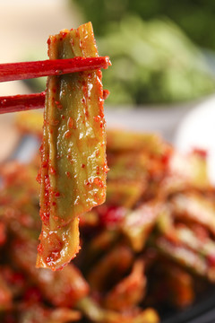 筷子上夹着红油贡菜