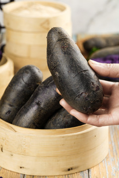 蒸笼里的农家紫土豆