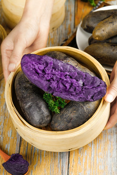蒸笼里的农家紫土豆