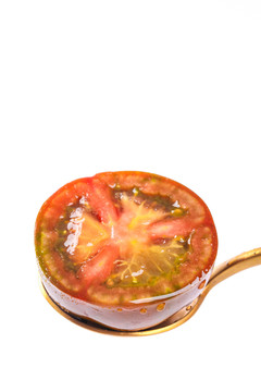 勺子里切开的铁皮草莓柿子
