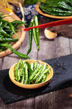 筷子夹着切开的青米椒