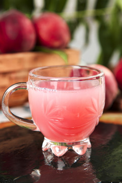 杯子里装着血桃榨的果汁