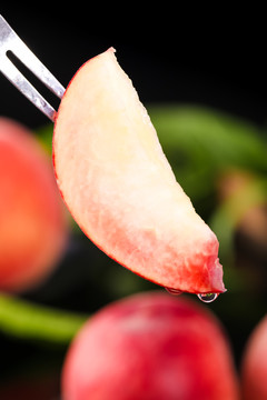 叉子叉着切块的水蜜桃