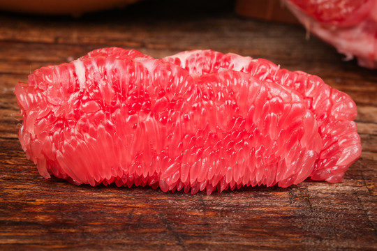 木板上的红柚果肉