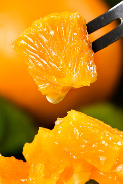 叉子叉着一块橙子