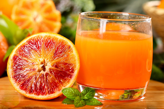 杯子里装着血橙榨的果汁