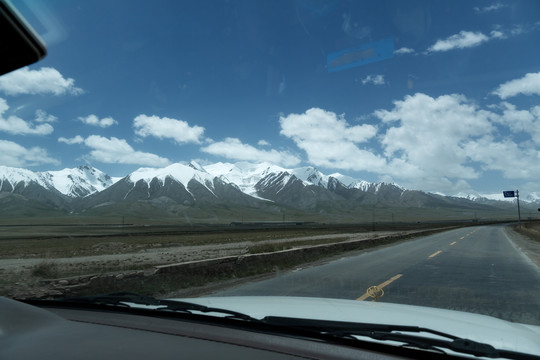 青藏线上远眺昆仑雪山