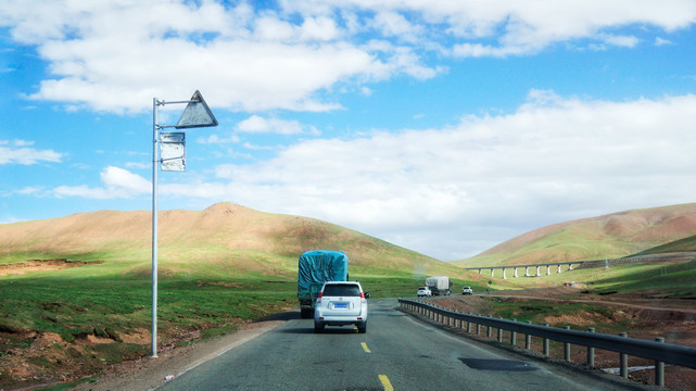 青藏高原青藏公路夏季风光