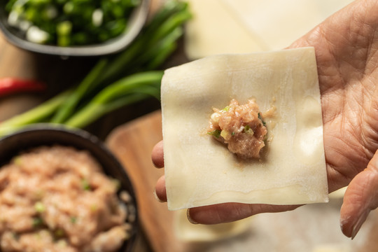 中国传统美食馄饨制作