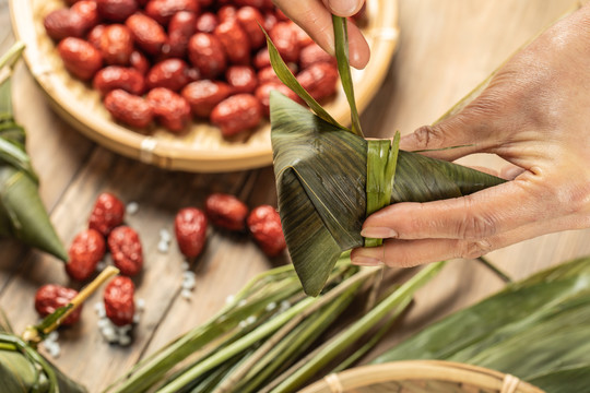 中国传统节日端午节包粽子