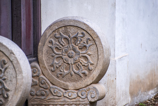 中式传统建筑门前的抱鼓石