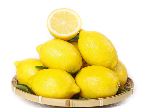 篮子里装着黄柠檬