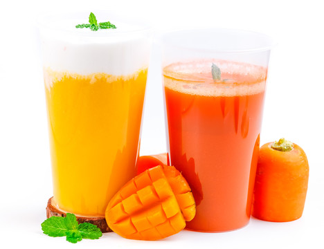 杯子里装着芒果果汁和胡萝卜果汁