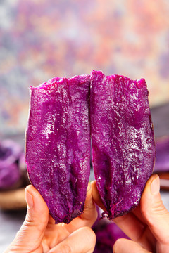 手拿掰开的紫薯
