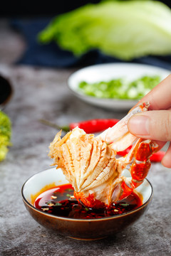 梭子蟹蘸辣椒