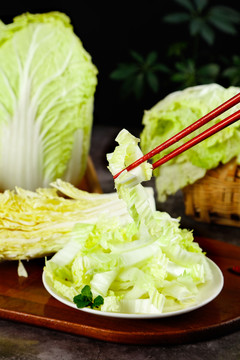 筷子夹着大白菜