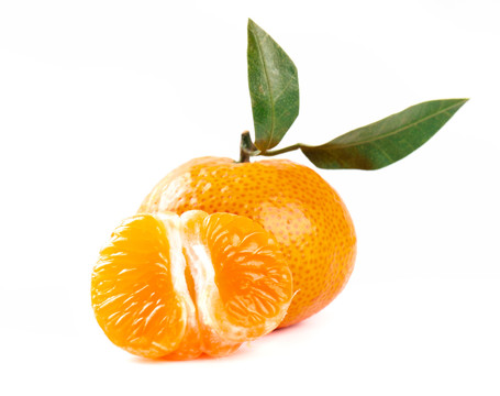 掰开的砂糖橘放在白底上