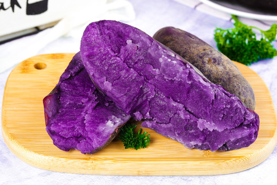 木板上的黑皮紫心土豆