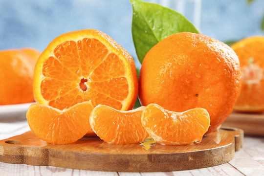 木板上放着柑橘
