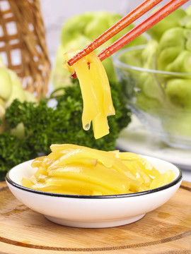 筷子上夹着腌制榨菜