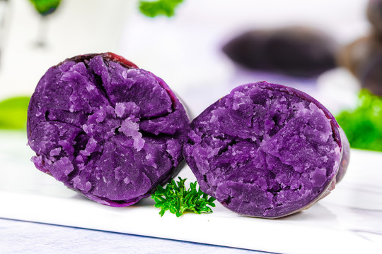 石板上的花青素紫土豆