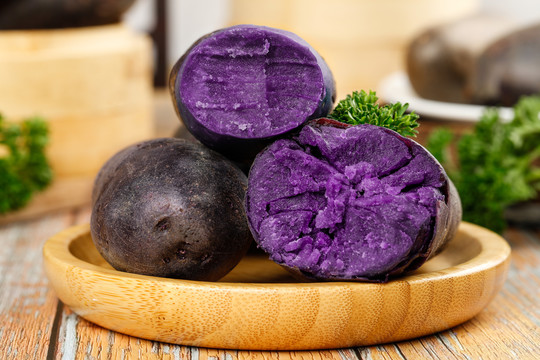 盘子里装着黑紫马铃薯