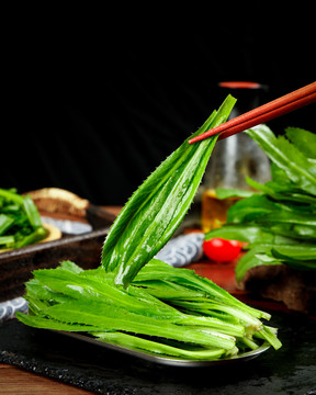 筷子夹着云南大香菜
