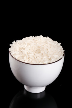 一碗大米放在黑底上