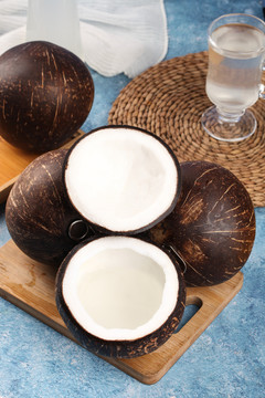 木板上的牛奶老椰子
