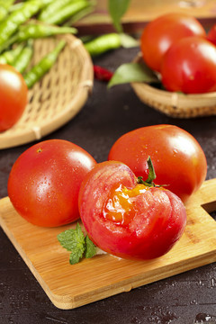 木板上的大番茄