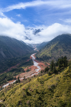 蓝天白云贡嘎山红石滩自然景观