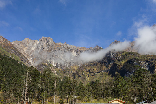 泸定县海螺沟云雾缭绕贡嘎山