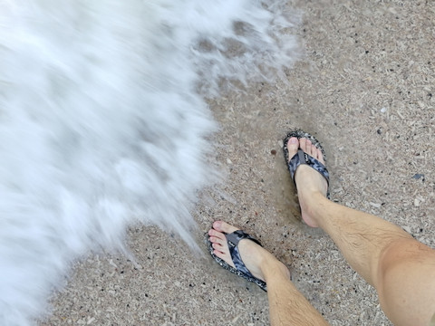 海滩踏浪