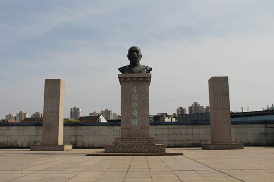 清朝苏州知县李超琼雕像和诗碑
