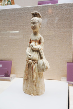 彩绘挎包女俑