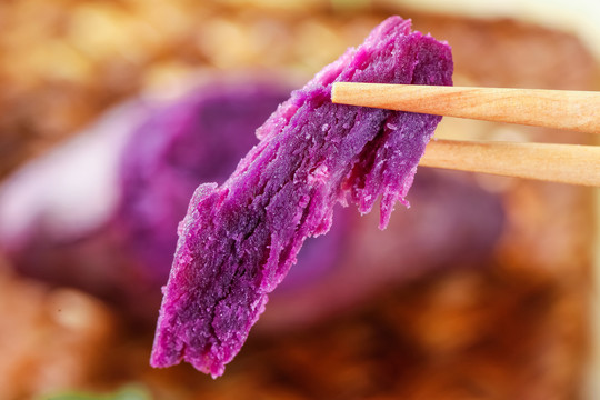 筷子夹着紫薯