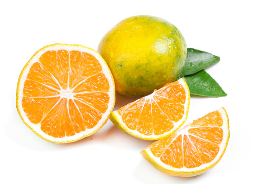切开的新鲜橘子放在白底上